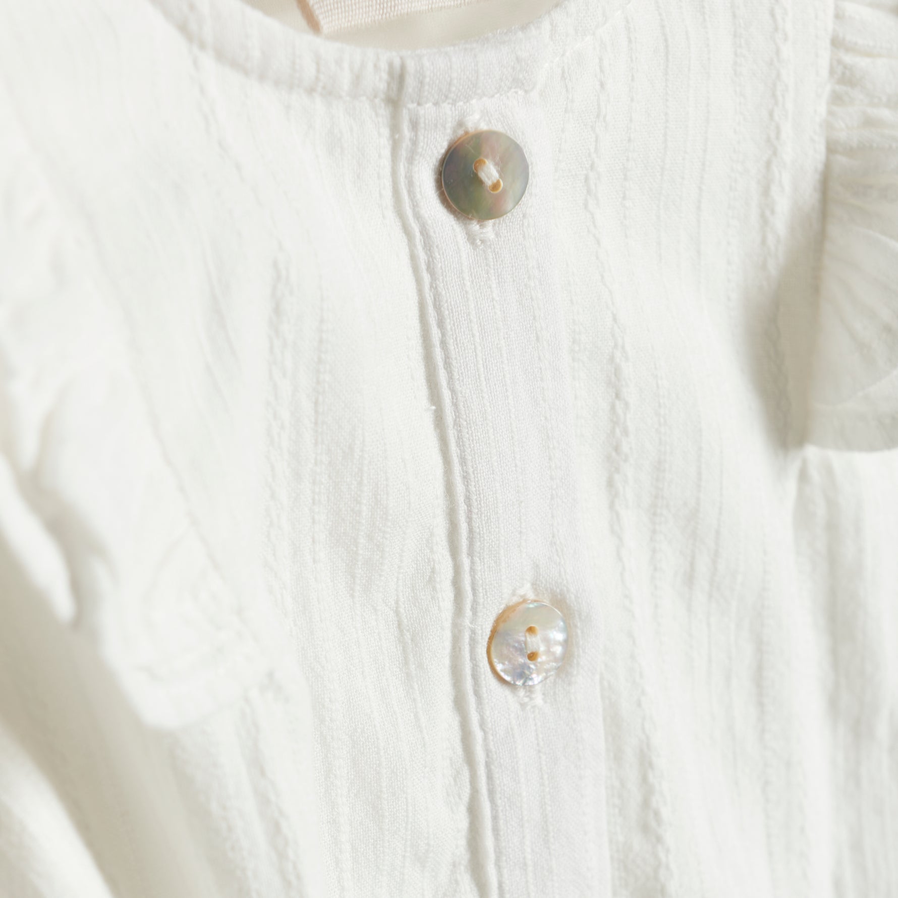 Der festliche Body von minymo ist ein Must-have für jeden Anlass. Mit langen Ärmeln und einem verspielten Design ist er nicht nur modisch, sondern auch funktional