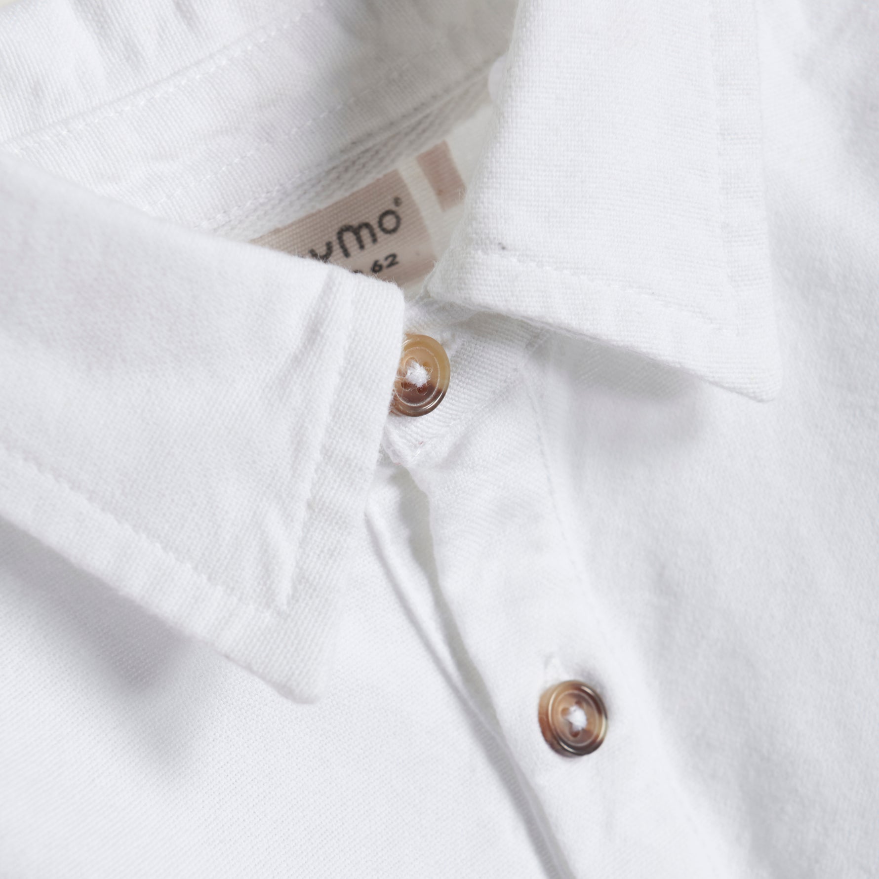 Dieser festliche Body von Minymo ist perfekt für besondere Anlässe. Aus hochwertigen Materialien gefertigt, bietet er hervorragenden Tragekomfort und eine ansprechende Optik. Dank des langärmligen Designs hält er die Kleinen auch an kühleren Tagen warm.