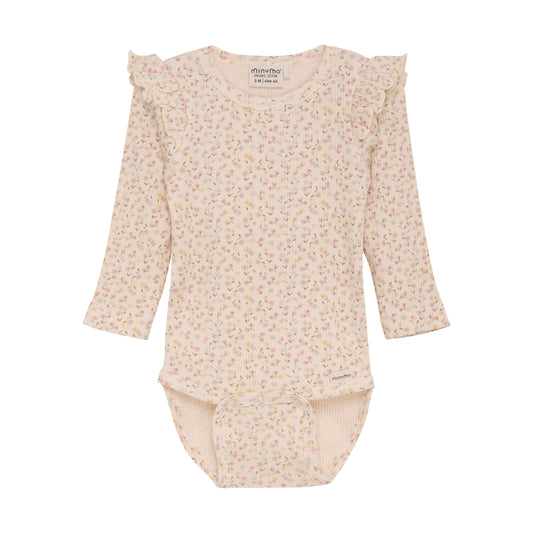 Unser gerippter Body mit langen Ärmeln ist mit verspielten Rüschen verziert und besticht durch ein charmantes Allover-Blumenmuster. Der perfekte Weg, um mit diesem trendigen Look zu beeindrucken und gleichzeitig eine angenehme Passform zu gewährleisten.