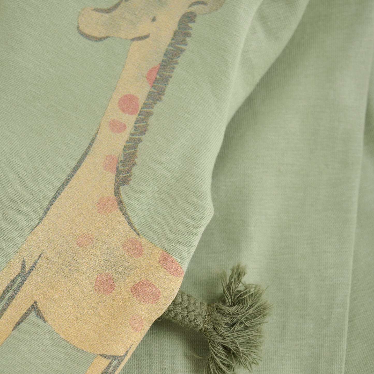 Halten Sie Ihr Baby warm und bequem mit diesem langarmigen Body in lebendigem Grün mit niedlichem Giraffenmuster. Der perfekte Begleiter für den Alltag, aus weicher Baumwolle für eine sanfte Berührung auf der Haut Ihres Babys.