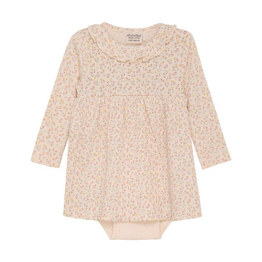 Dieses elegante Kleid mit langen Ärmeln ist perfekt für jede Gelegenheit. Der integrierte Body sorgt für einen sicheren Sitz und der zarte rosa Stoff mit dem wunderschönen Blumenprint verleiht Ihrem Kind einen zauberhaften Look.