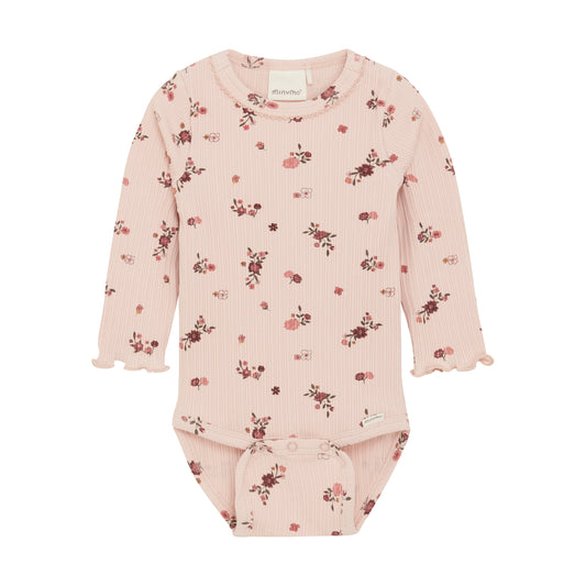 Unser Body LS AOP Rib hat ein wunderschönes blumiges Design aus Rippenstoff. Der perfekte Begleiter für jeden Tag mit 100%igem Tragekomfort und einem stilvollen Look.