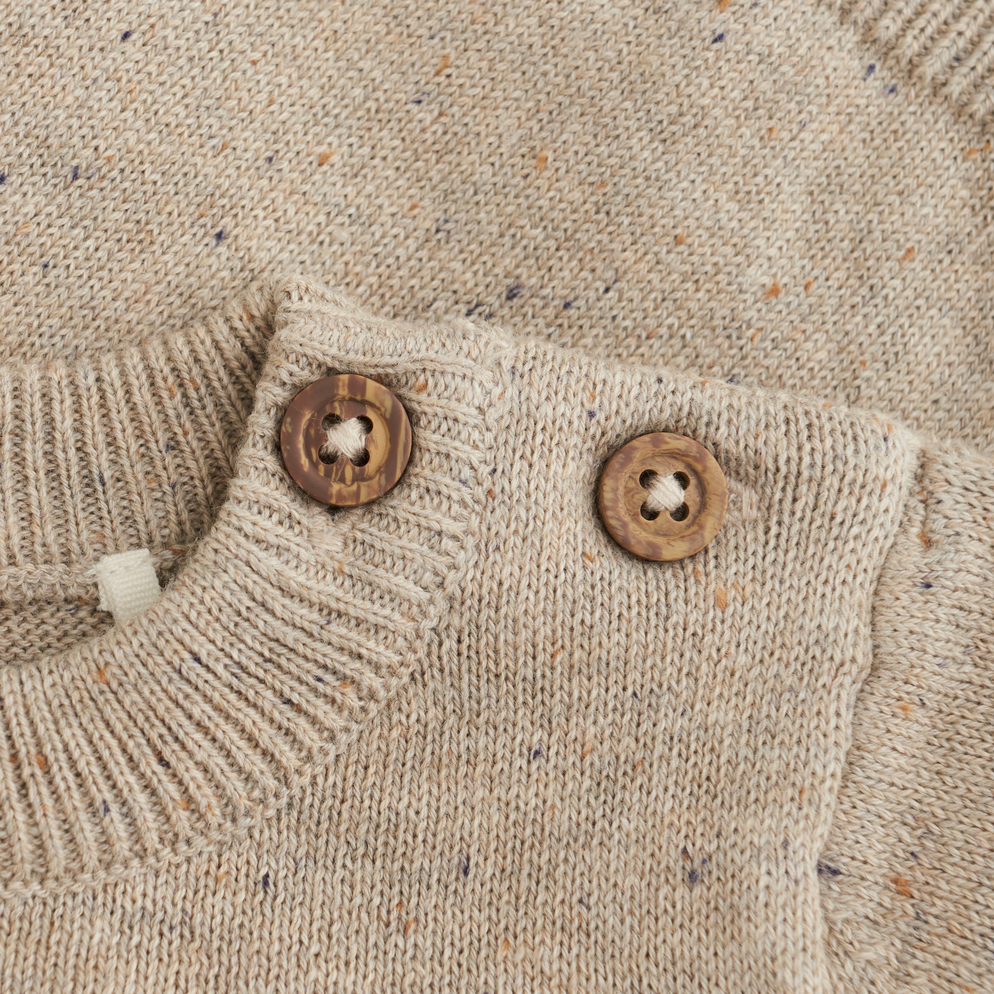 Dieser Pullover ist aus weichem Strick und verfügt über ein niedliches Bärenmotiv. Hergestellt aus hochwertigen Materialien sorgt er für ein angenehmes Tragegefühl und hält warm. Perfekt für gemütliche Tage zuhause oder einen Spaziergang an kühlen Tagen.