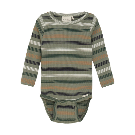 Der langärmelige Body von Minymo verwöhnt den Nachwuchs mit einer super soften Rippqualität. Leicht elastisch, passt sich der Jersey flexibel an und macht jede Bewegung mit.