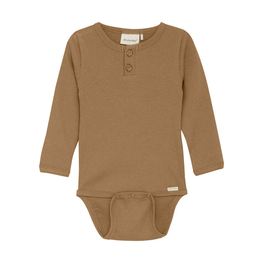 Der langärmelige Body von Minymo verwöhnt den Nachwuchs mit einer super soften Rippqualität. Leicht elastisch, passt sich der Jersey flexibel an und macht jede Bewegung mit.