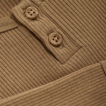 Der langärmelige Body von Minymo verwöhnt den Nachwuchs mit einer super soften Rippqualität. Leicht elastisch, passt sich der Jersey flexibel an und macht jede Bewegung mit.