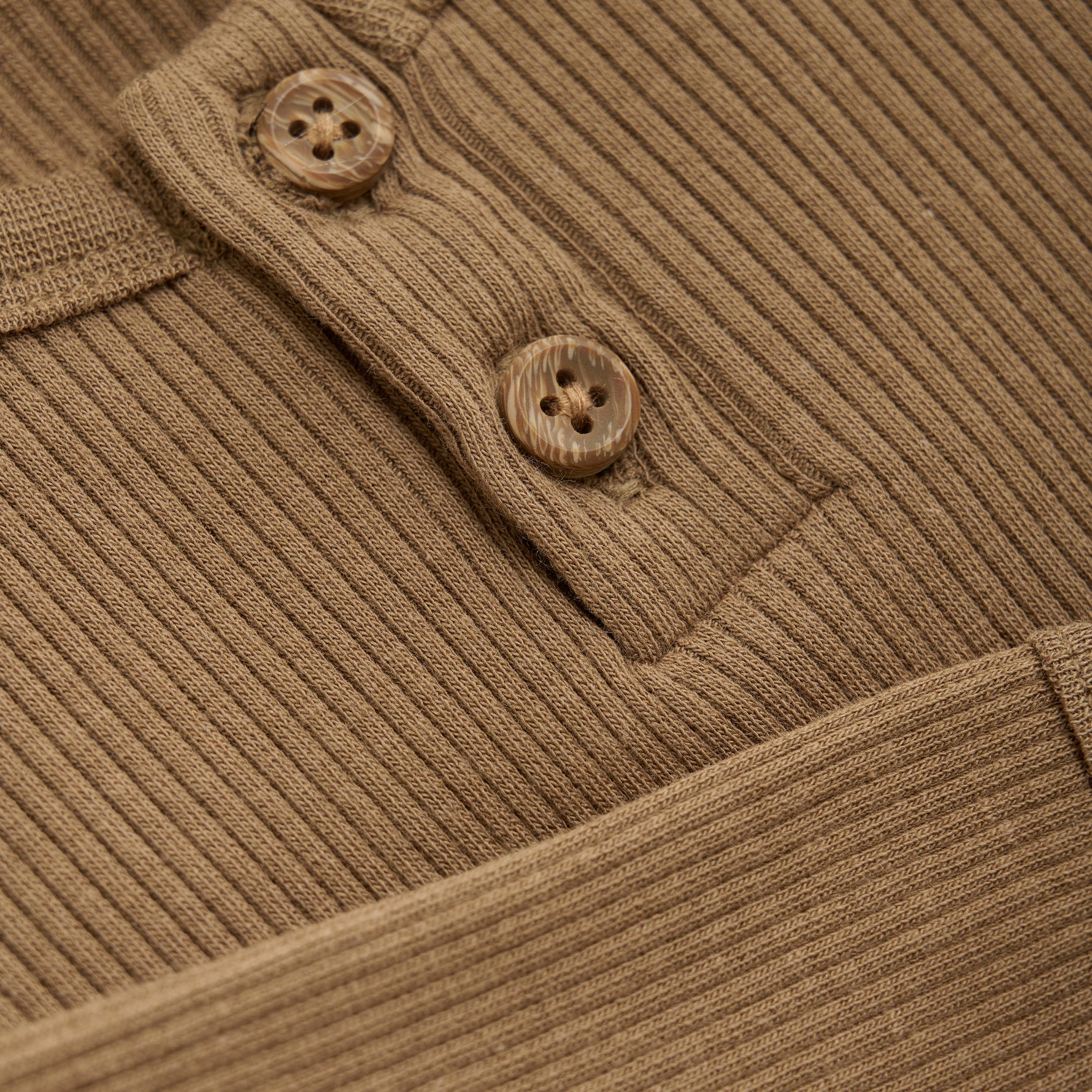 Der langärmelige Body von Minymo verwöhnt den Nachwuchs mit einer super soften Rippqualität. Leicht elastisch, passt sich der Jersey flexibel an und macht jede Bewegung mit.