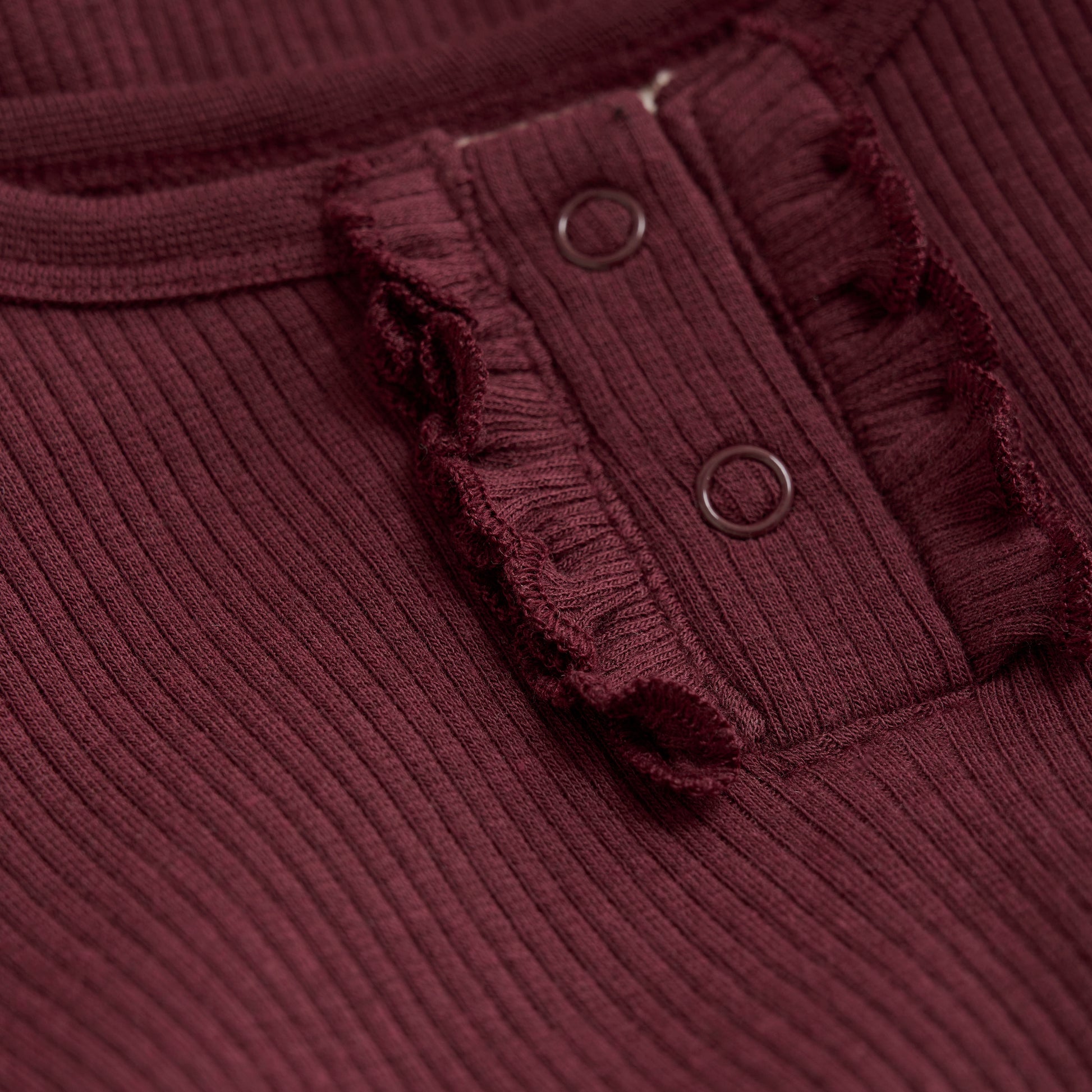 Der langärmelige Body von Minymo verwöhnt den Nachwuchs mit einer super soften Rippqualität. Leicht elastisch, passt sich der Jersey flexibel an und macht jede Bewegung mit.
