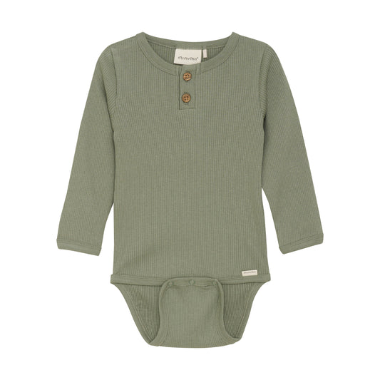 Der langärmelige Body von Minymo verwöhnt den Nachwuchs mit einer super soften Rippqualität. Leicht elastisch, passt sich der Jersey flexibel an und macht jede Bewegung mit.