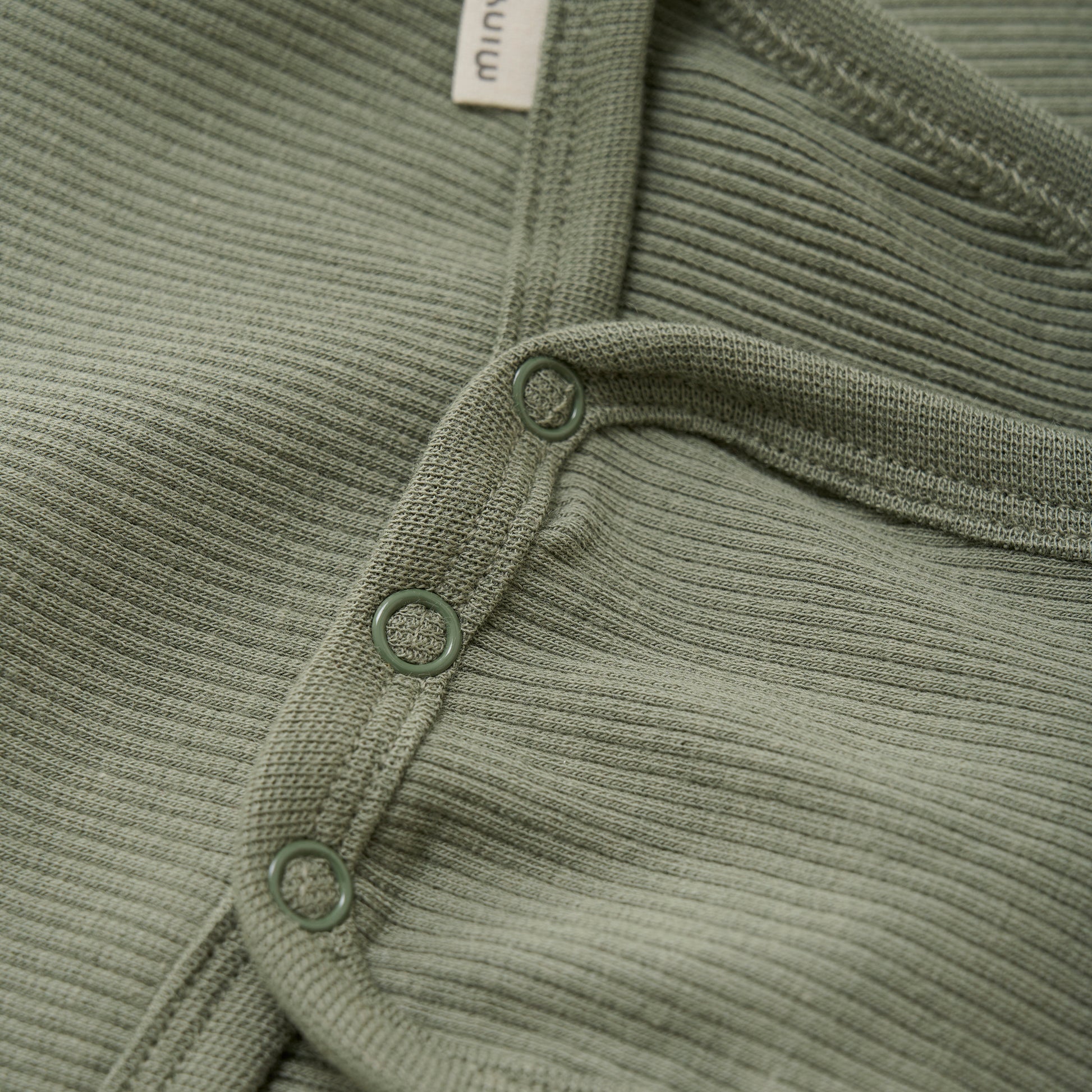 Der langärmelige Body von Minymo verwöhnt den Nachwuchs mit einer super soften Rippqualität. Leicht elastisch, passt sich der Jersey flexibel an und macht jede Bewegung mit.