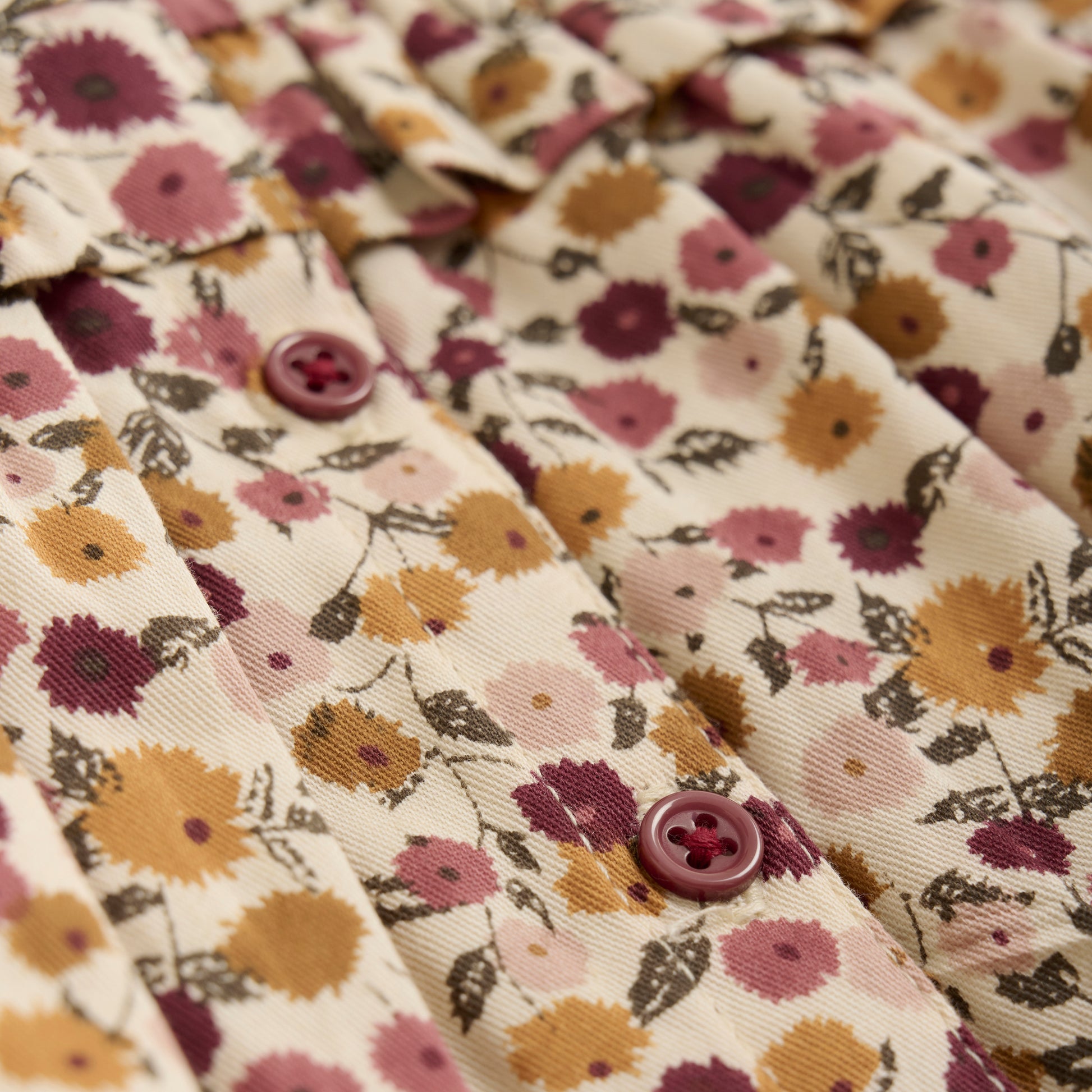 Dieses Kleid im langarm Blumenmuster bietet nicht nur eine trendige Optik, sondern auch einen angenehmen Tragekomfort. Perfekt für jeden Anlass, egal ob lässig oder schick.