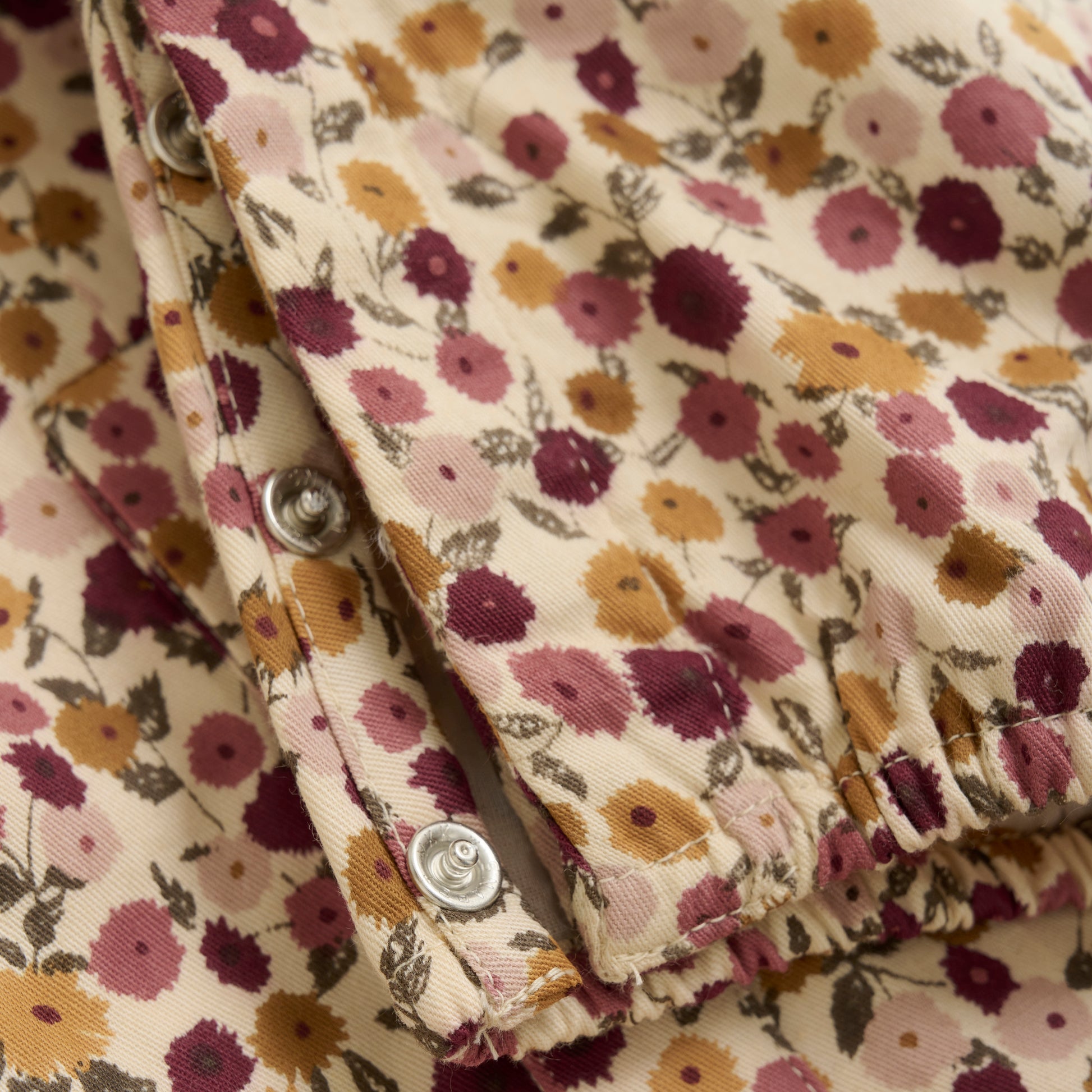Kleide dein Baby mit diesem blumigen Jumpsuit von Minymo ein! Dieser Anzug mit Blumenmuster bietet nicht nur Stil, sondern auch Komfort mit seinem weichen Futter. Perfekt für kleine Abenteurer!