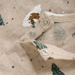 Erwecke dein Weihnachtsglück mit unserem langarm Body ! Das niedliche Weihnachtsmuster von Minymo verleiht jedem Outfit das gewisse Etwas. Mit langen Ärmeln und weichem Stoff bietet er auch Wärme und Komfort für dein Baby. Perfekt für die Festtage und darüber hinaus.