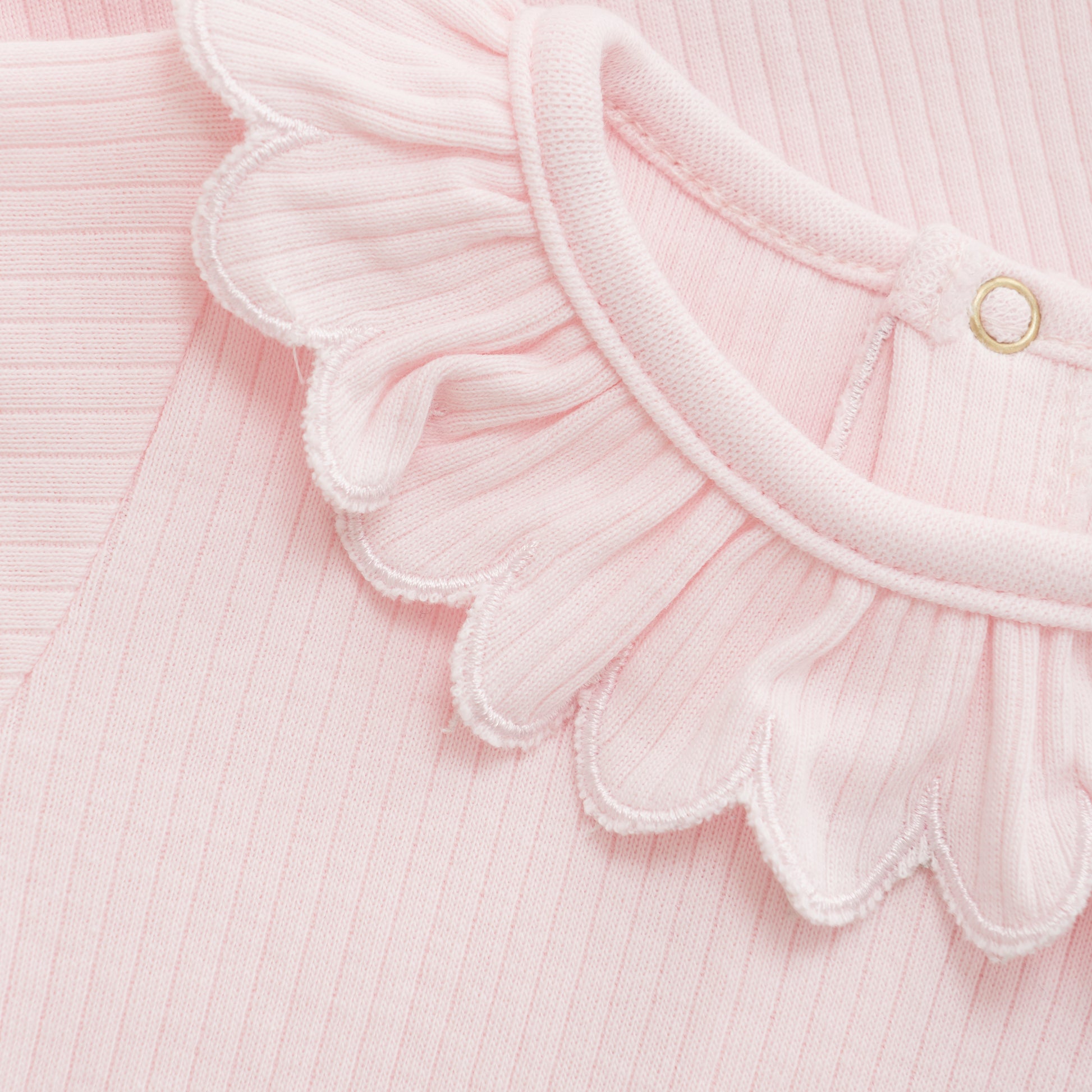 Dieser langärmlige Body von MINYMO in zartem Rosa besticht durch verspielte Rüschen und sorgt für einen charmanten Look.