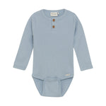 Dieser blaue Body von MINYMO ist mit zarten Holzknöpfen versehen und bietet eine angenehme Passform für Ihr Kind.