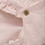 Dieses Kleid von MINYMO besticht durch sein zartes Rosa und die eleganten weißen Streifen, die jedem Auftritt eine frische und stilvolle Note verleihen.