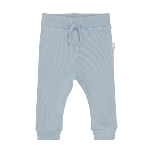 Die blaue Hose von MINYMO sorgt für ein angenehmes und bequemes Tragegefühl, das dich den ganzen Tag unterstützt.