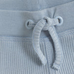 Die blaue Hose von MINYMO sorgt für ein angenehmes und bequemes Tragegefühl, das dich den ganzen Tag unterstützt.