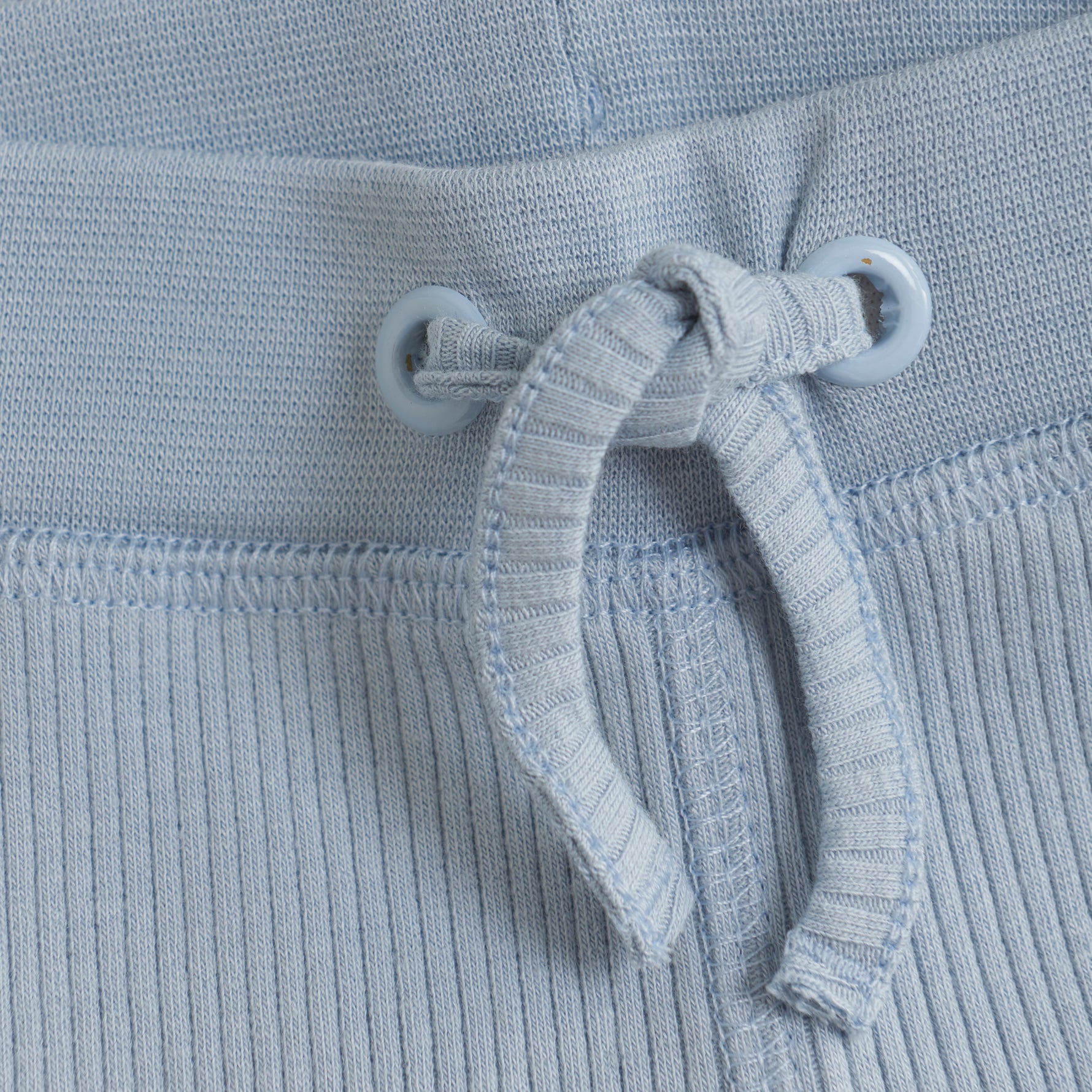 Die blaue Hose von MINYMO sorgt für ein angenehmes und bequemes Tragegefühl, das dich den ganzen Tag unterstützt.