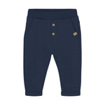 Diese dunkelblauen MINYMO Sweatpants überzeugen mit ihrem stilvollen Design und den dezenten kleinen Knöpfen, die für einen besonderen Akzent sorgen.