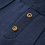 Diese dunkelblauen MINYMO Sweatpants überzeugen mit ihrem stilvollen Design und den dezenten kleinen Knöpfen, die für einen besonderen Akzent sorgen.