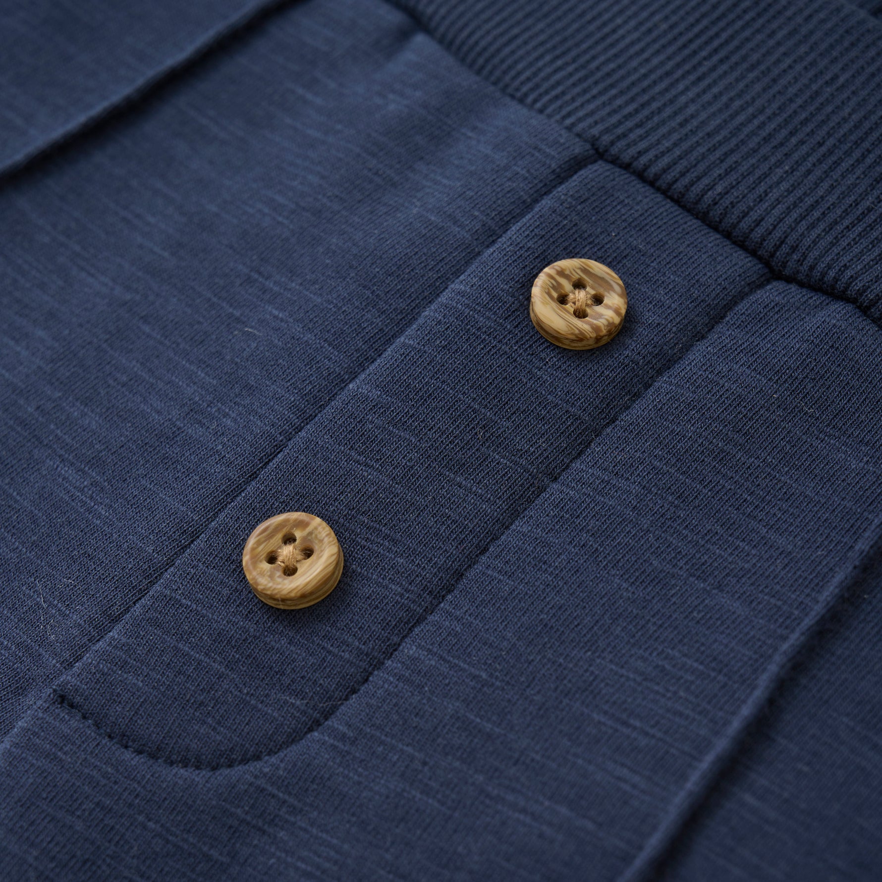 Diese dunkelblauen MINYMO Sweatpants überzeugen mit ihrem stilvollen Design und den dezenten kleinen Knöpfen, die für einen besonderen Akzent sorgen.