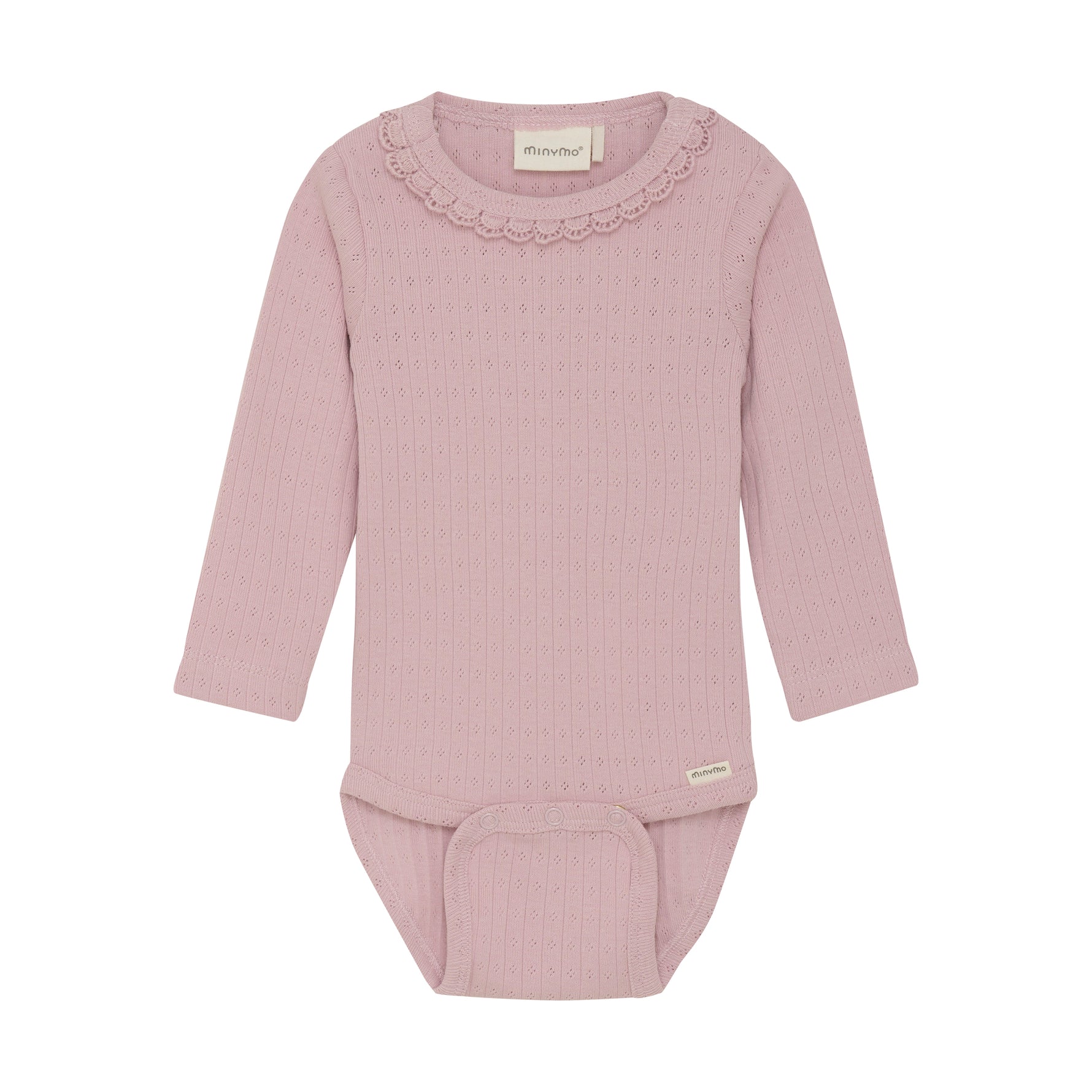 Dieses lilafarbene Body von MINYMO begeistert mit verspielten Rüschen am Kragen und zarten kleinen Details, die für einen charmanten Look sorgen.