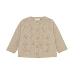 Der beige Cardigan von MINYMO besticht durch seine sorgfältig gearbeiteten Blumenverzierungen und verbindet zeitloses Design mit liebevollen Details.