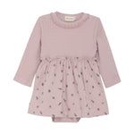 Verspieltes lila Kleid von MINYMO mit einem fröhlichen Blumenmuster am Rock.