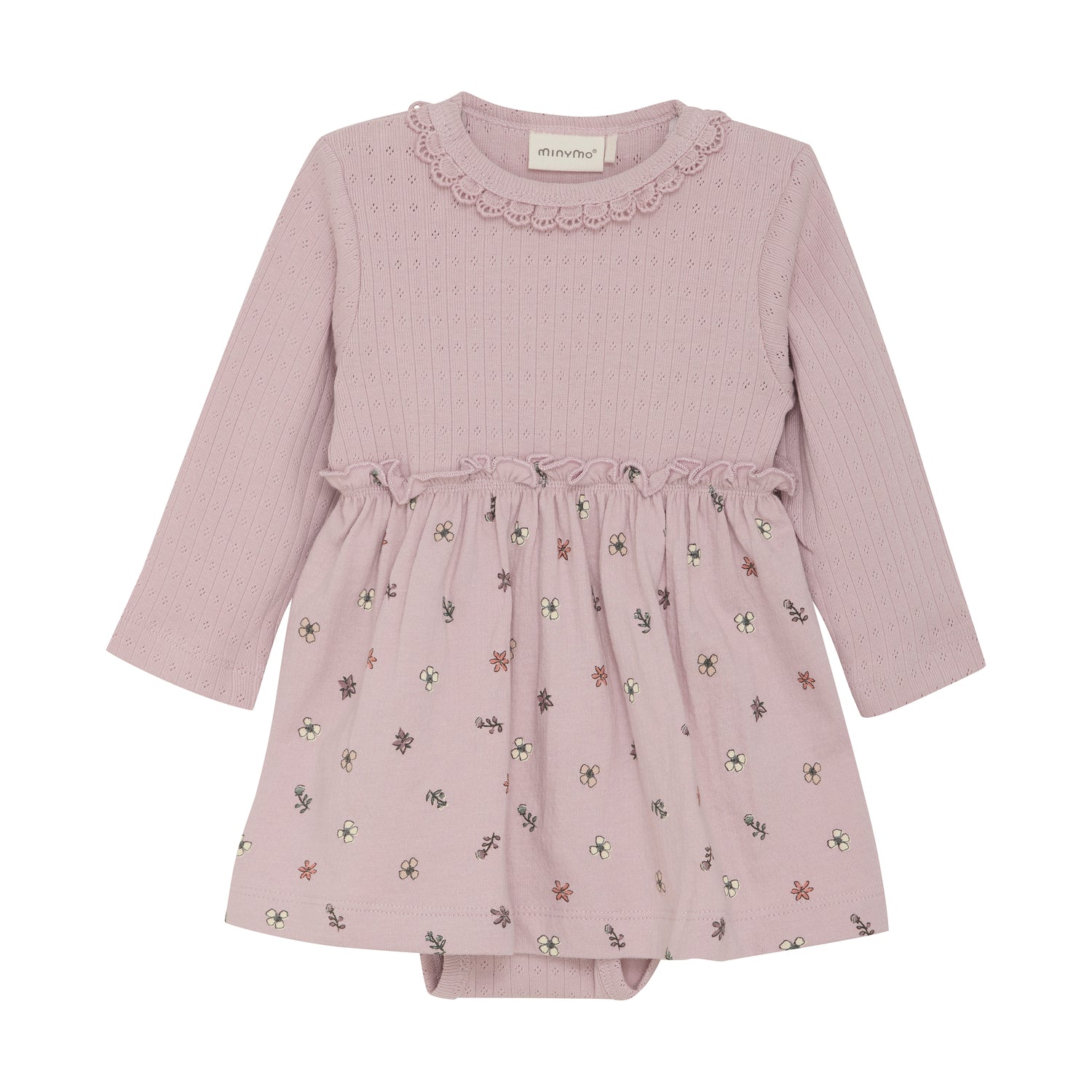 Verspieltes lila Kleid von MINYMO mit einem fröhlichen Blumenmuster am Rock.