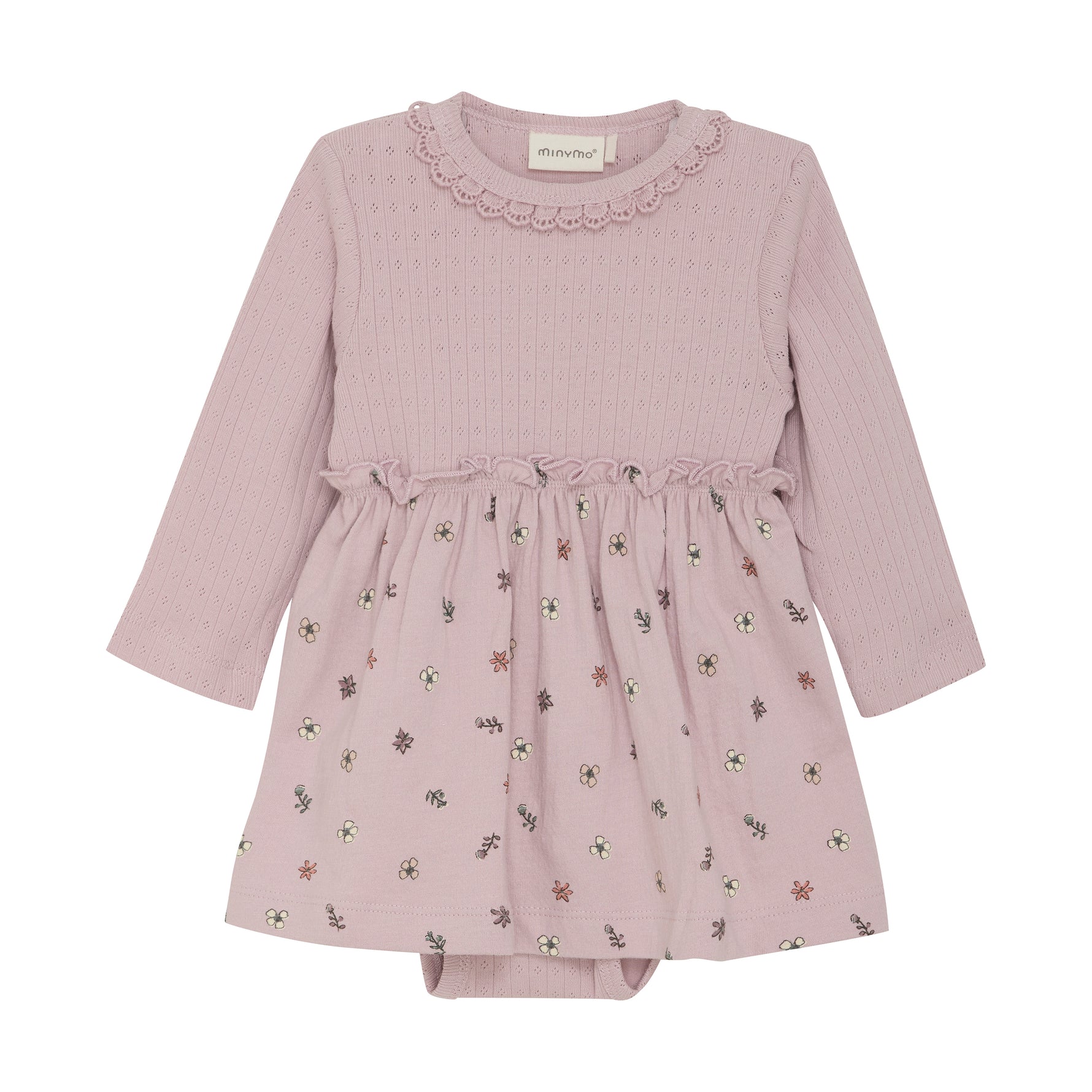 Verspieltes lila Kleid von MINYMO mit einem fröhlichen Blumenmuster am Rock.