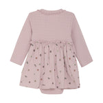 Verspieltes lila Kleid von MINYMO mit einem fröhlichen Blumenmuster am Rock.