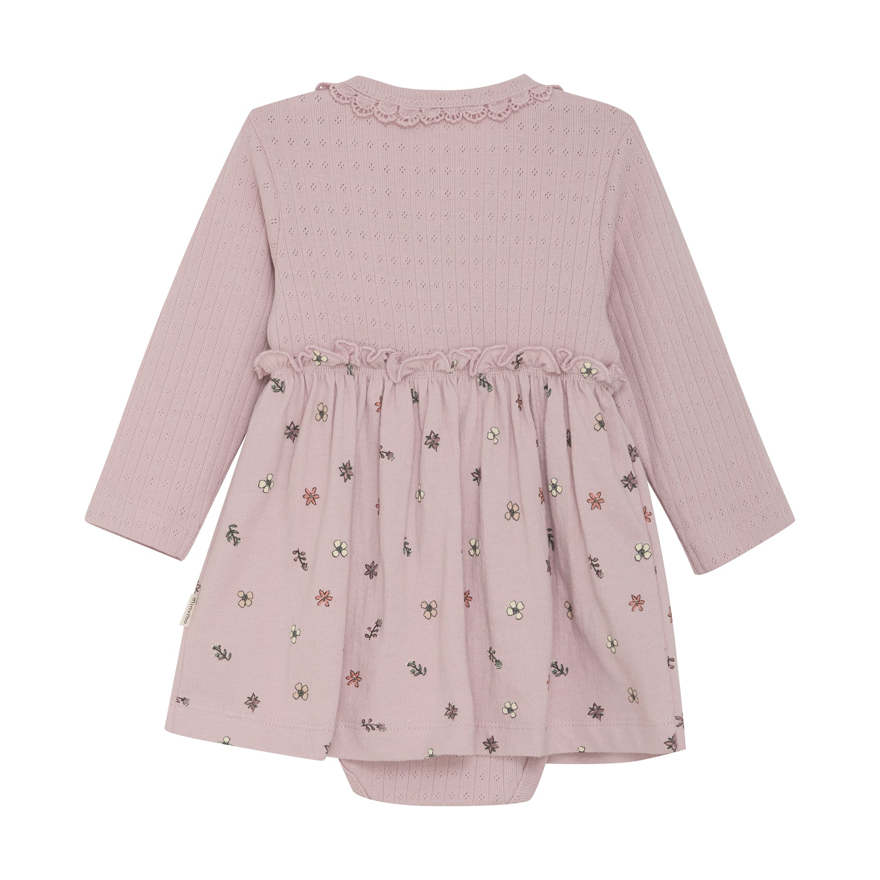 Verspieltes lila Kleid von MINYMO mit einem fröhlichen Blumenmuster am Rock.