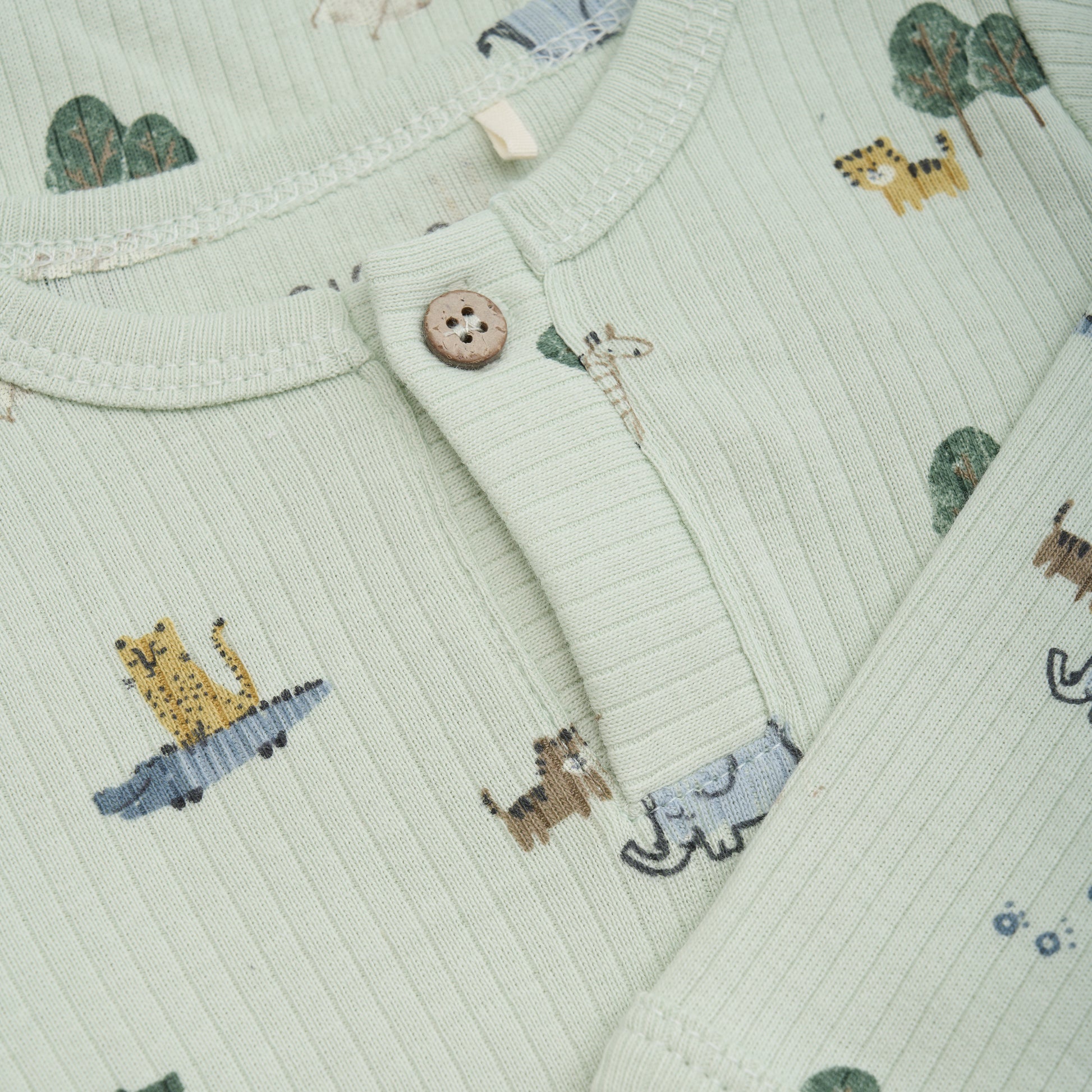 MINYMO Zweiteiler mit charmanten Tiermotiven, der Komfort und verspieltes Design vereint.