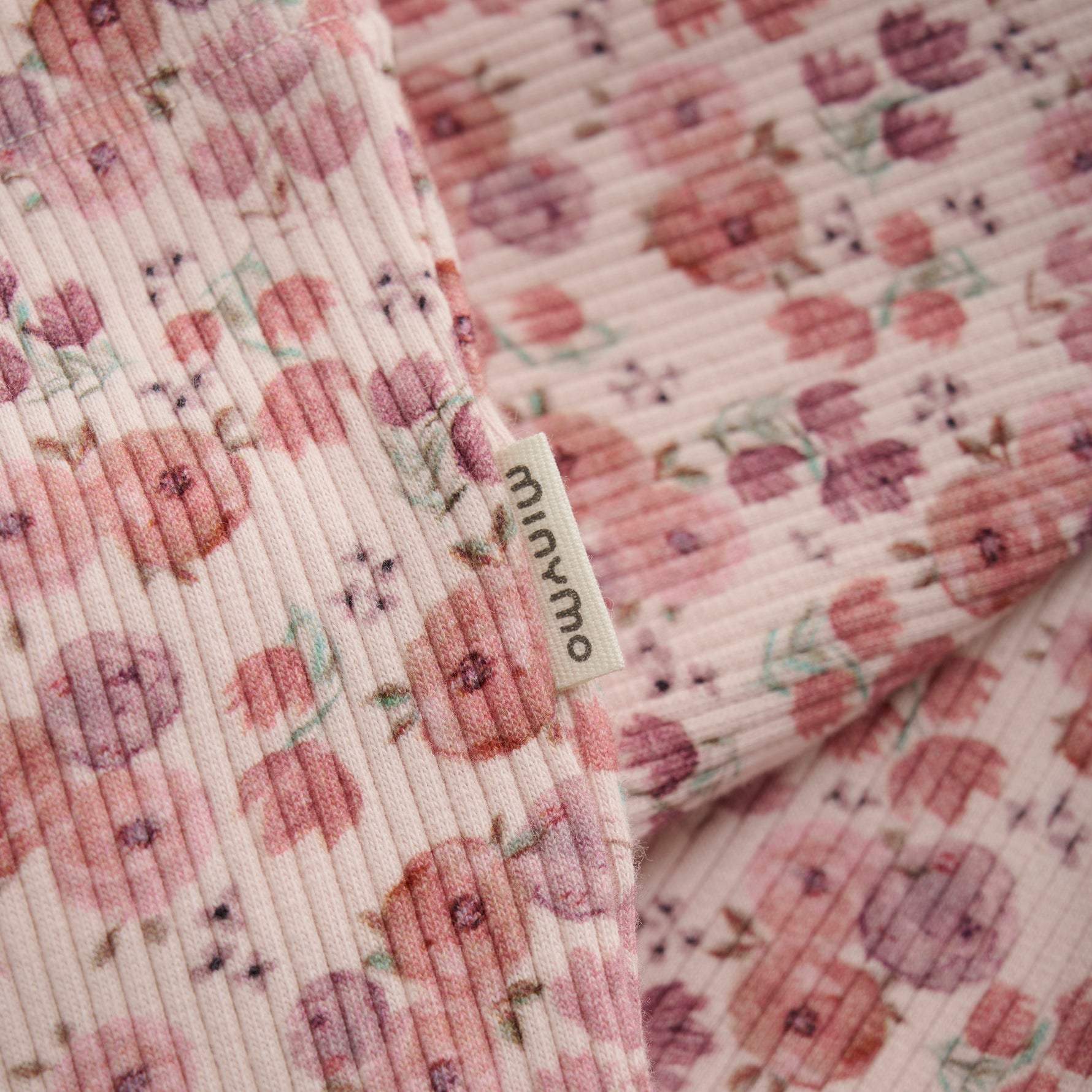 MINYMO Leggings mit einem schönen Blumenmuster, die Komfort und Stil perfekt verbinden.