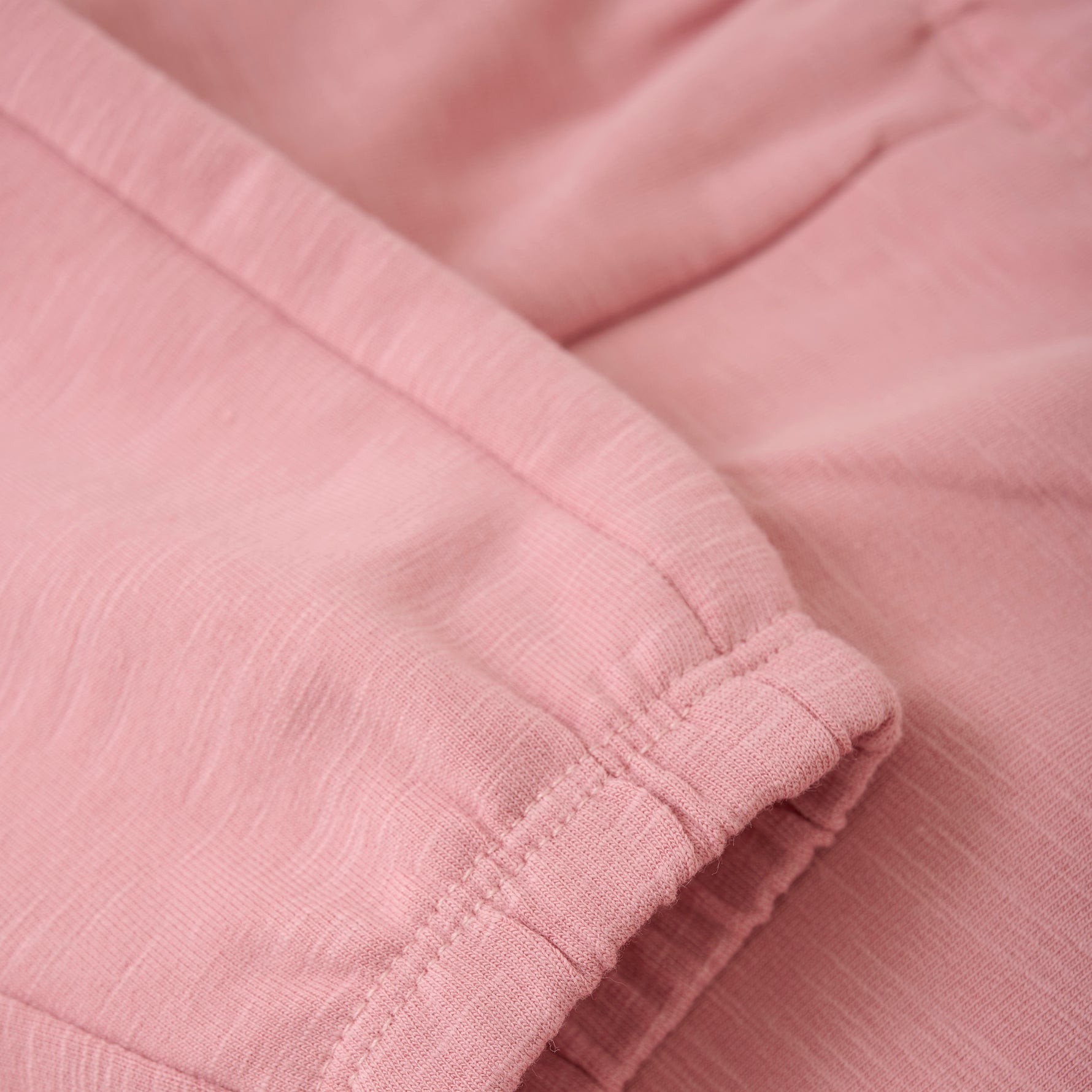 Diese rosa Sweatpants von MINYMO bestechen durch ihre charmanten, herzförmigen Knöpfe und bieten zugleich hohen Tragekomfort für jeden Tag.