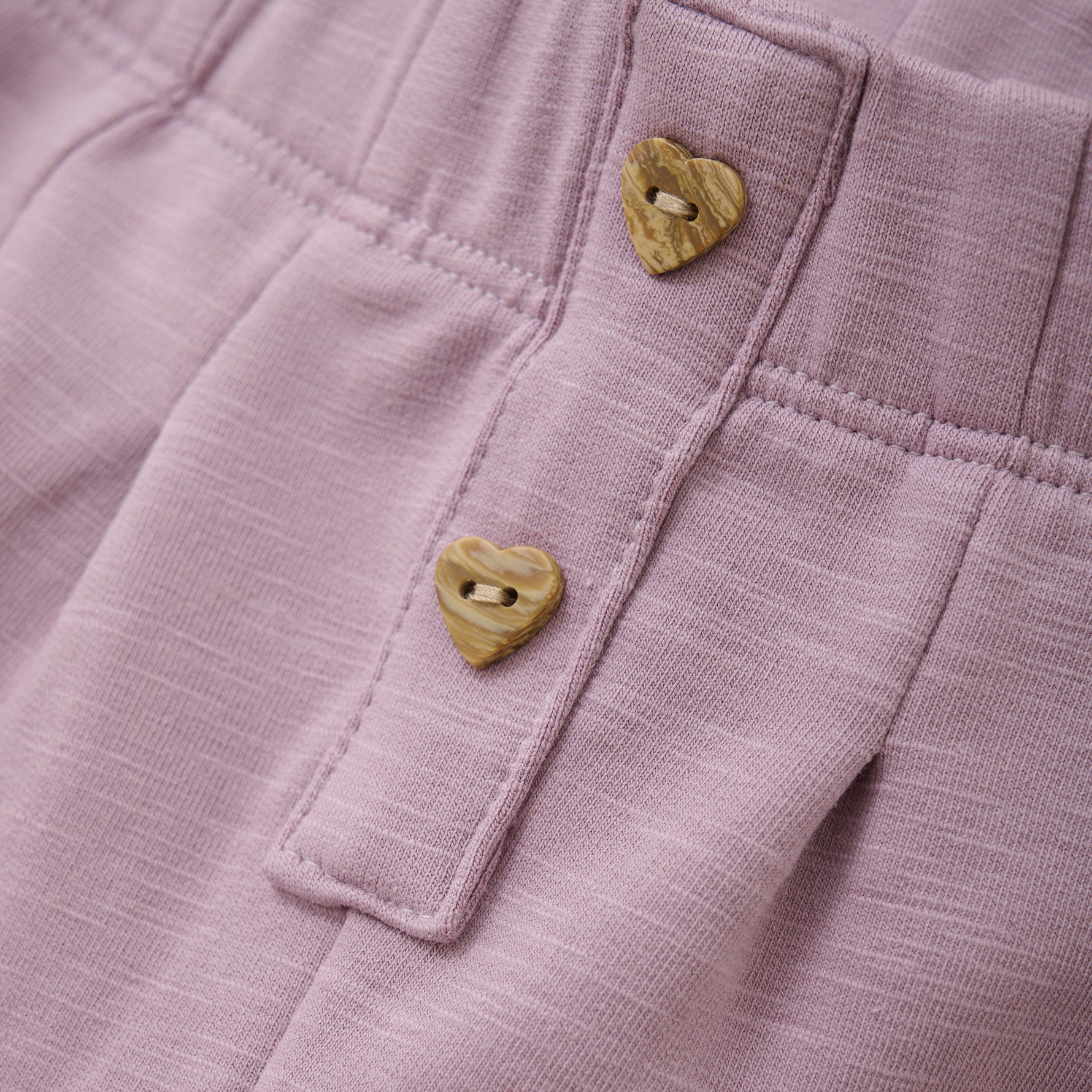 Entdecken Sie die lila Sweatpants von MINYMO, verziert mit charmanten herzförmigen Knöpfen – perfekt, um Komfort und Stil mühelos zu verbinden.