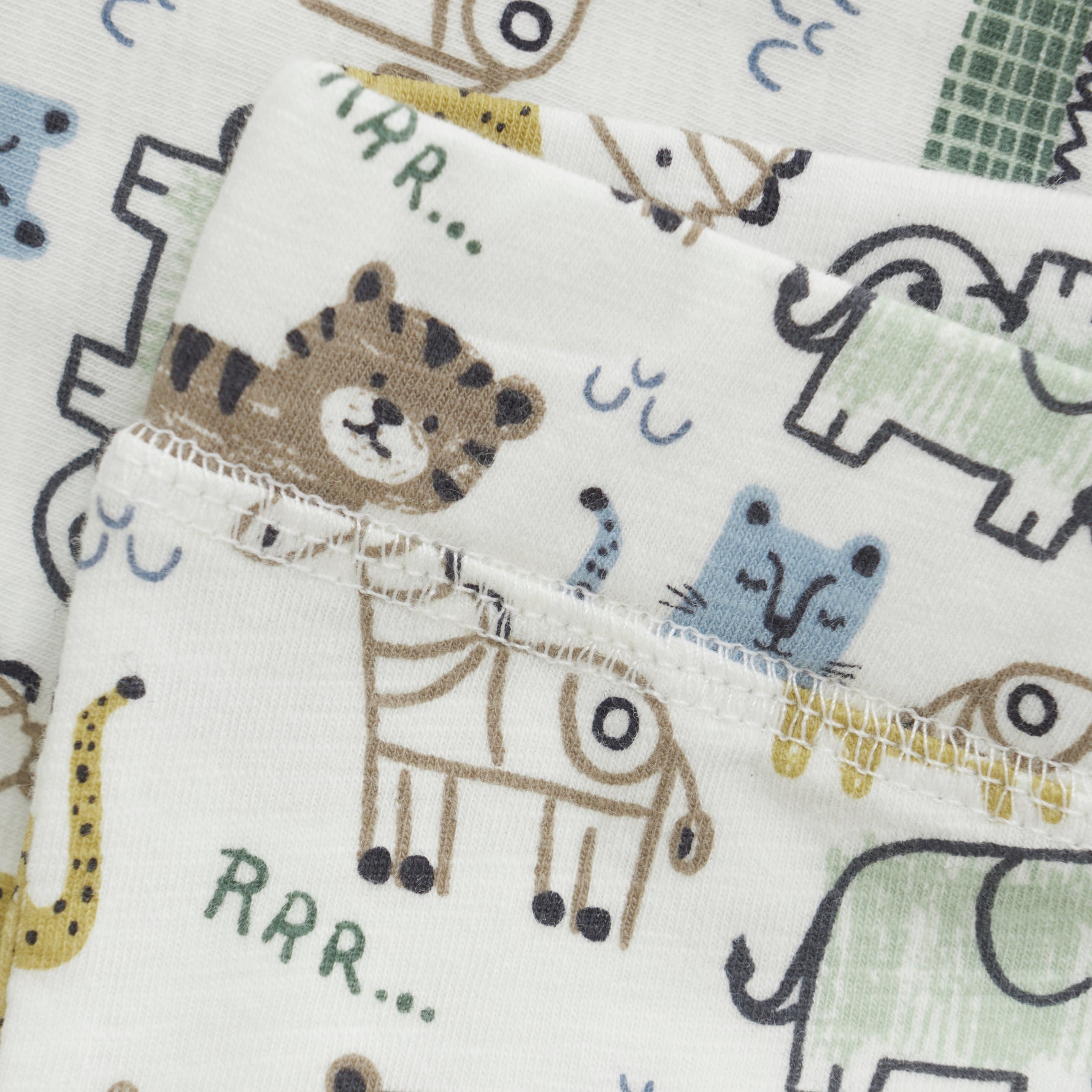 Die weiße MINYMO-Hose mit lustigen Tiermotiven bringt Spaß und Stil in jeden Kinderalltag.