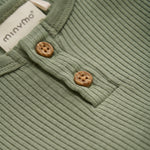 Dieser grüne Rib-Body von MINYMO bietet eine bequeme Passform und vielseitigen Stil für den Alltag.