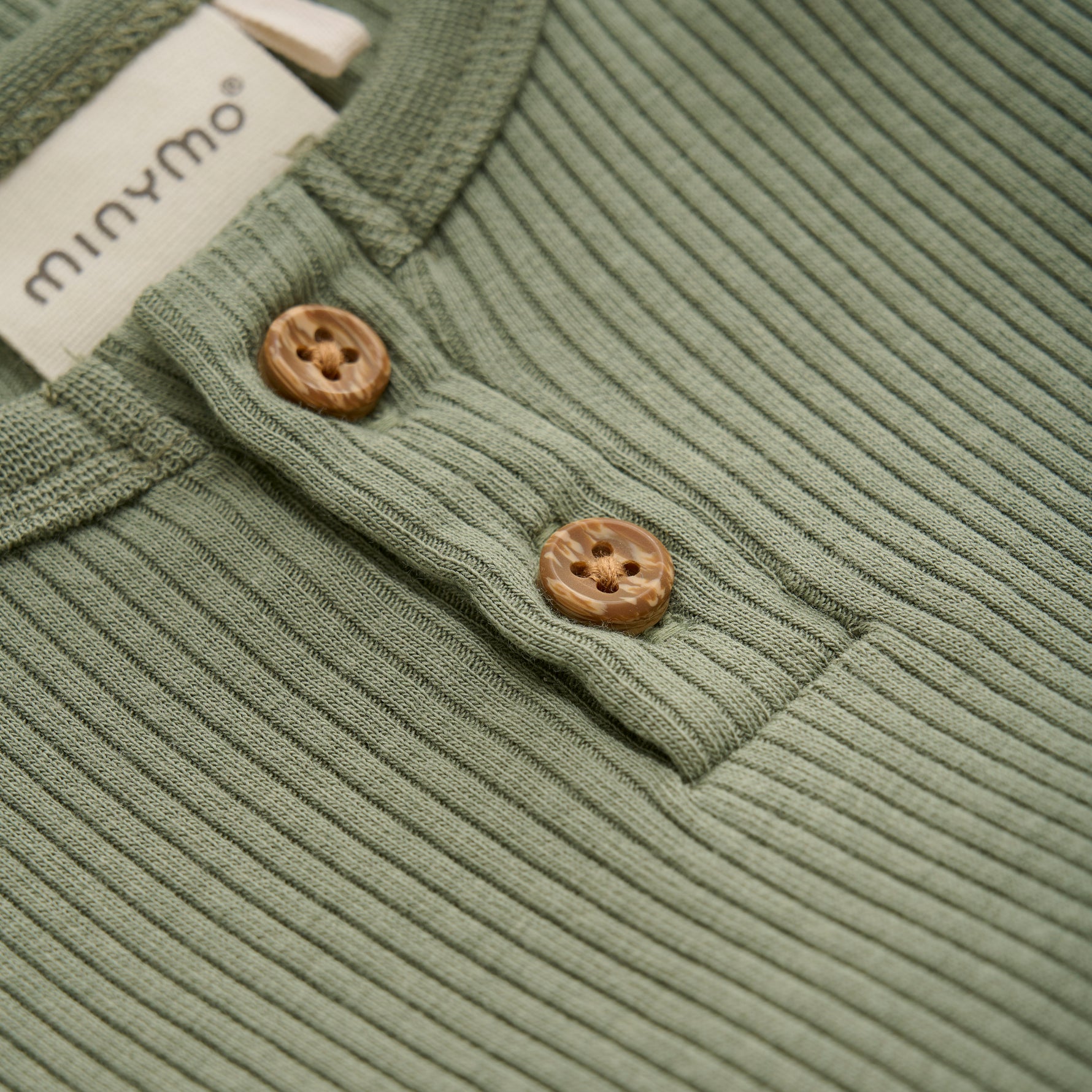 Dieser grüne Rib-Body von MINYMO bietet eine bequeme Passform und vielseitigen Stil für den Alltag.