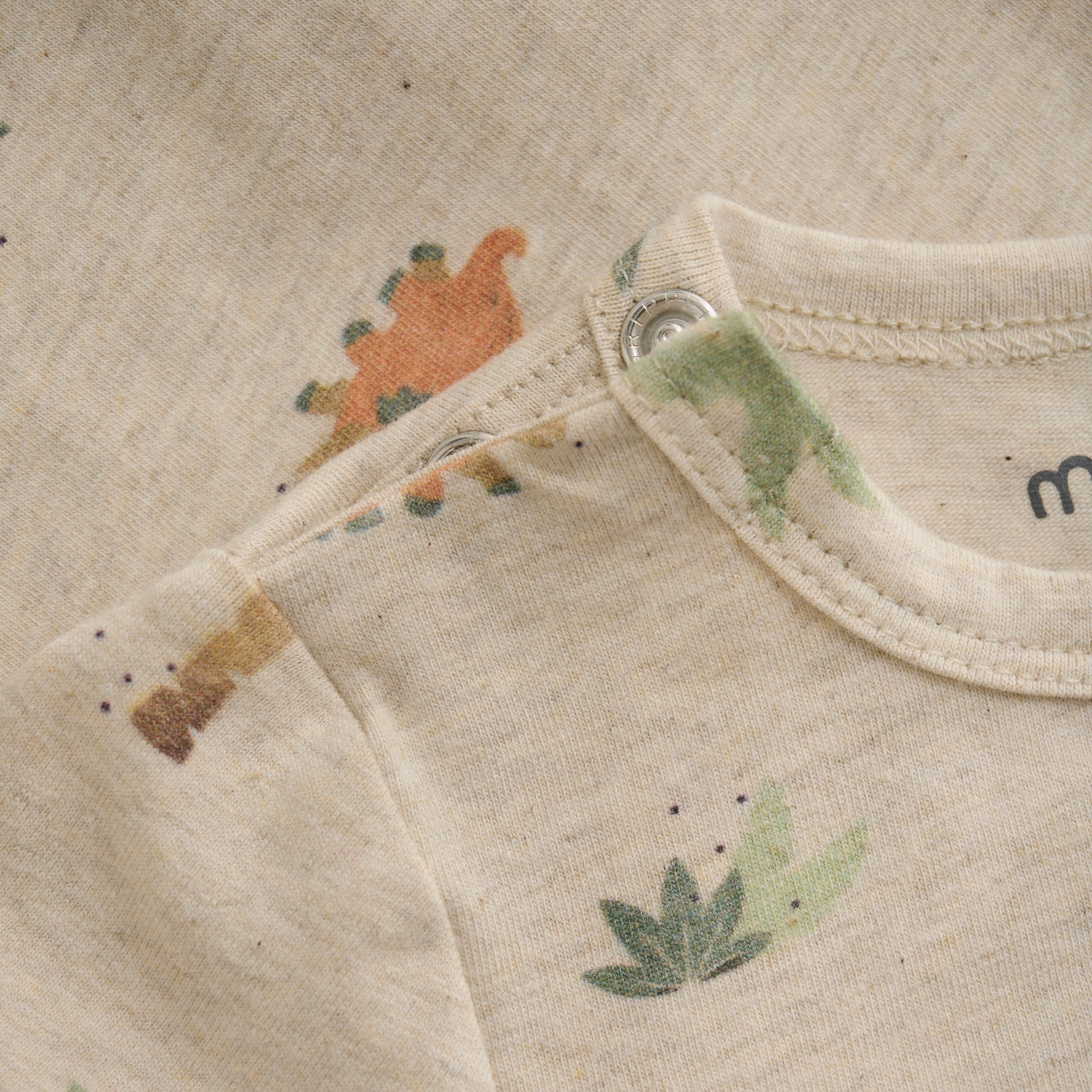 Der Body von MINYMO besticht durch ein niedliches Dinosaurier-Motiv.