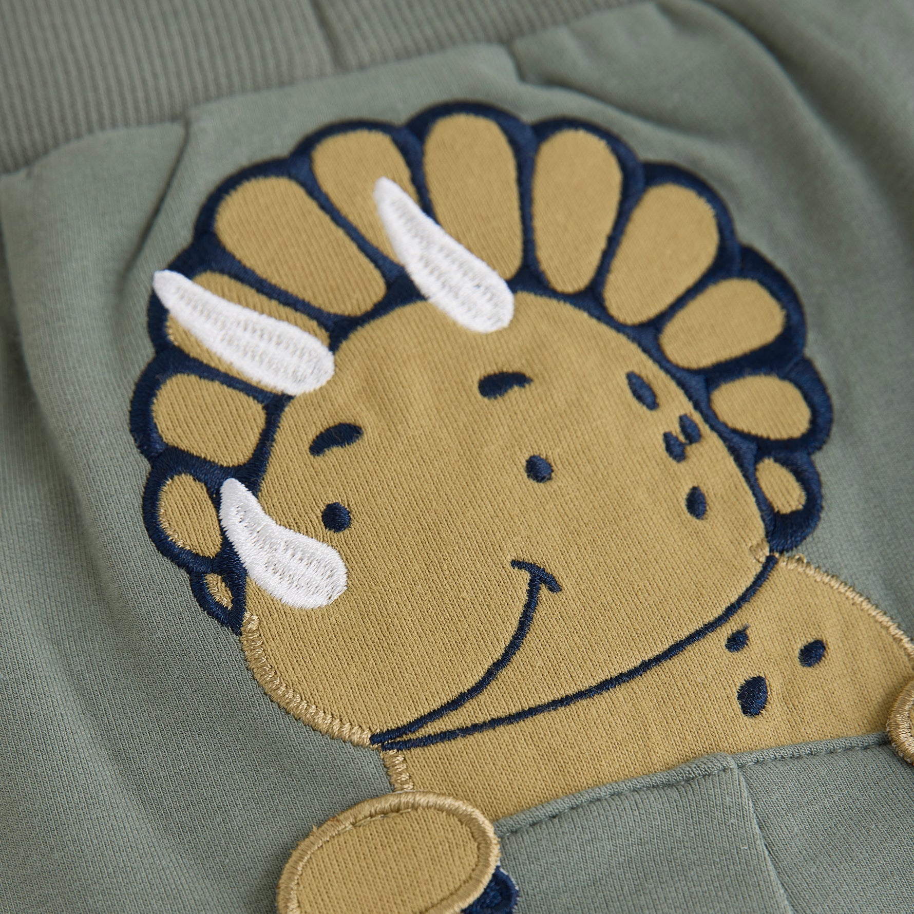 Entdecken Sie die bequemen Sweatpants von MINYMO, verziert mit einem auffälligen Dinosaurier-Motiv – perfekt für stilbewusste Kids, die Komfort und Spaß lieben.&nbsp;