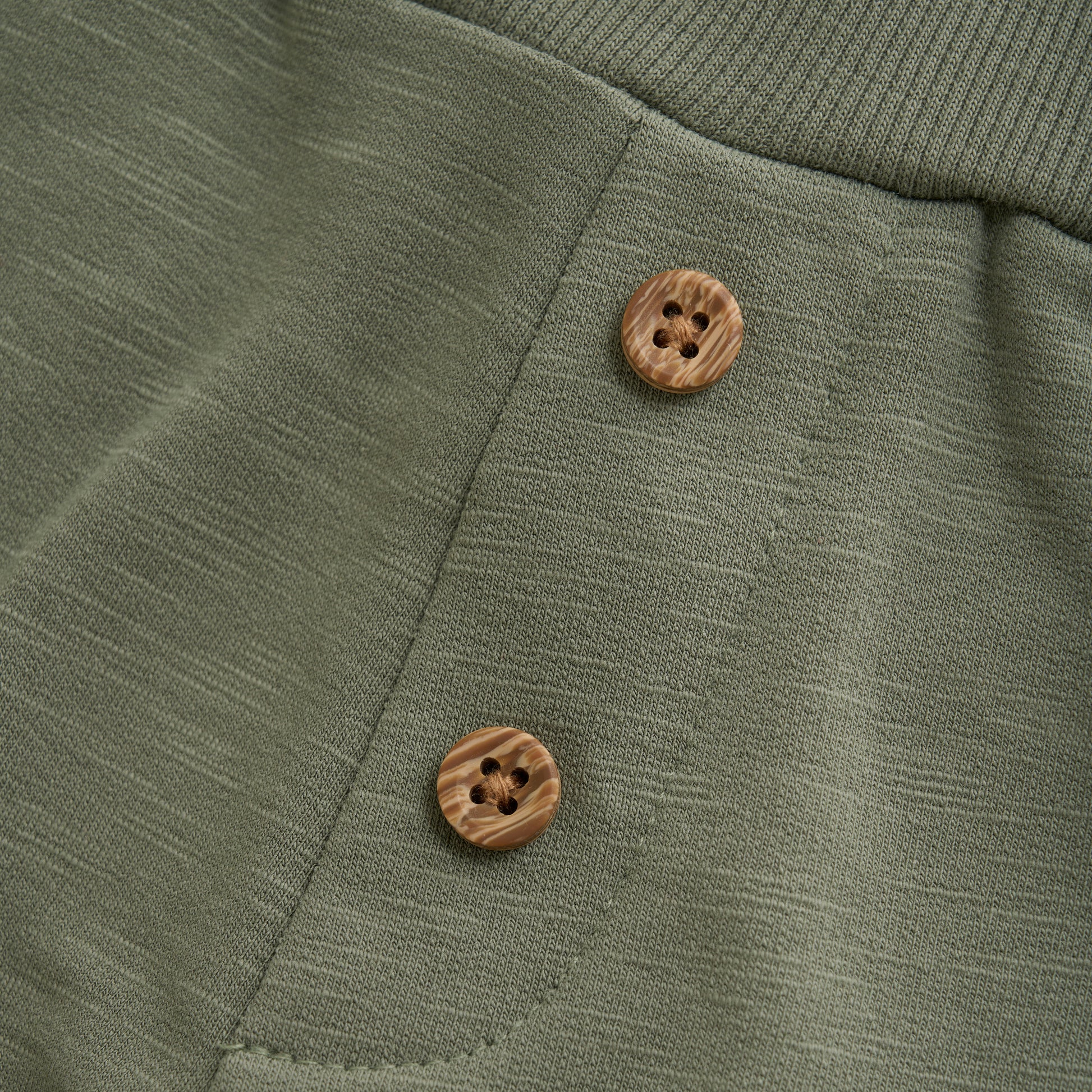 MINYMO präsentiert hochwertige Sweatpants, die Komfort und Stil perfekt vereinen.