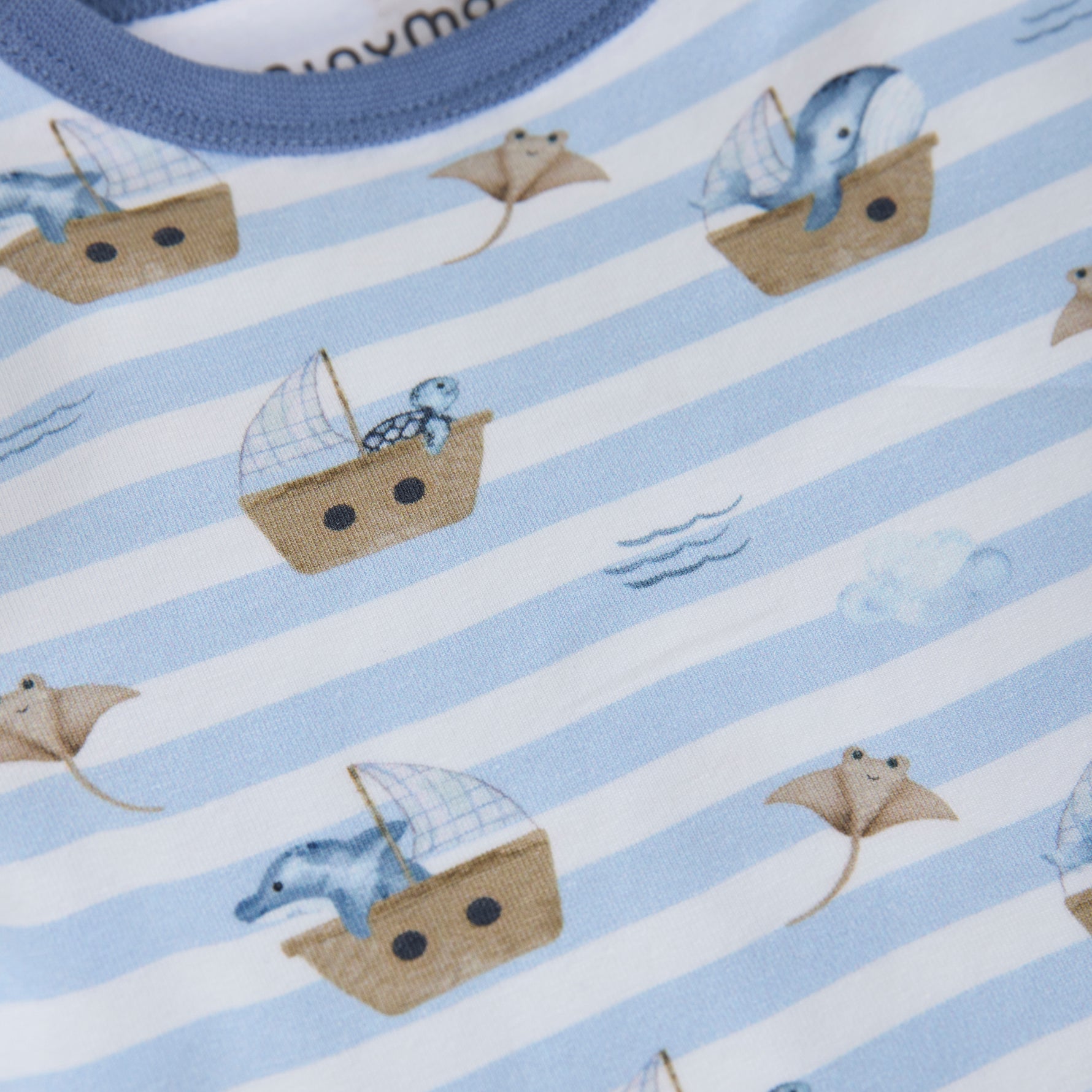 Dieser blau gestreifte Body von MINYMO begeistert mit einem fröhlichen Meeresmotiv und sorgt für gute Laune beim Anziehen.