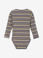 Der Body von MINYMO überzeugt durch seinen weichen, gerippten Stoff, der für angenehmen Tragekomfort sorgt. Das dezente Streifenmuster in neutralen Farben macht ihn vielseitig kombinierbar und ideal für den Alltag. Dank des hochwertigen Materials bietet der Body eine bequeme Passform, die sich sanft an die Haut anschmiegt und Bewegungsfreiheit gewährleistet. Ein zuverlässiges Basic, das in keiner Garderobe fehlen sollte.