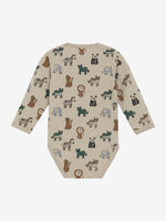 Der beige Body von MINYMO besticht durch sein einzigartiges Safari-Tier-Muster, das jedem Outfit einen verspielten und natürlichen Look verleiht. Hergestellt aus weichem, hautfreundlichem Material, sorgt er für angenehmen Tragekomfort den ganzen Tag. Ideal für aktive Kinder, die sich frei bewegen möchten, ohne auf Stil zu verzichten. Dieses vielseitige Kleidungsstück lässt sich leicht kombinieren und ist perfekt für den Alltag oder besondere Anlässe.