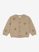 Eleganter beiger Cardigan von MINYMO, verziert mit dezenten, kleinen Löwenmotiven.