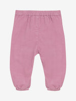 Diese rosa Cordhose von MINYMO begeistert mit süßen Herztaschen und verspielten, herzbedruckten Bändern – perfekt für kleine Entdeckerinnen mit Stil!