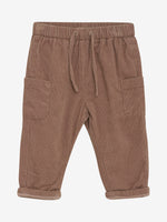 Diese braune Cordhose von MINYMO bringt mit ihren praktischen Seitentaschen spielerischen Komfort in deinen Alltag.