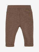 Diese braunen Sweatpants von MINYMO sind mit süßen kleinen Knöpfen versehen und verleihen jedem Outfit eine verspielte Note.